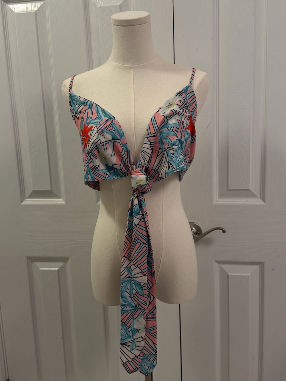 L’Atiste by Amy Floral Tie Front Crop Top Women’s Size M NWT